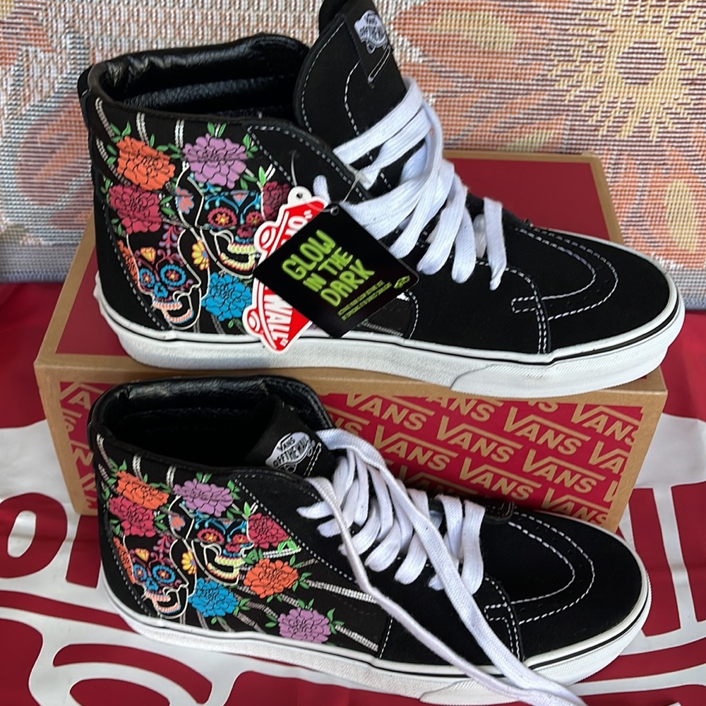 Vans Sk8-Hi
Dia De Los Muertos Black/
VNOA7Q5NBMW
WMNS sneakers - Picture 4 of 16